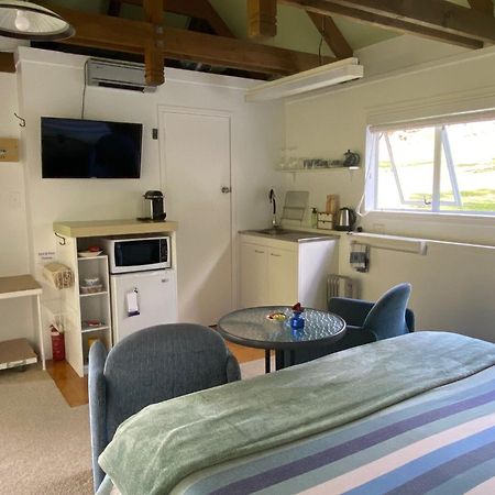 Superb Studio Retreat With Spa, Pool & Bbq Access Whanganui Ngoại thất bức ảnh