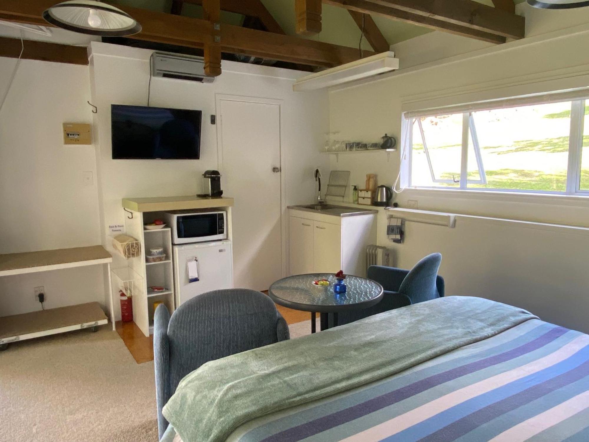 Superb Studio Retreat With Spa, Pool & Bbq Access Whanganui Ngoại thất bức ảnh